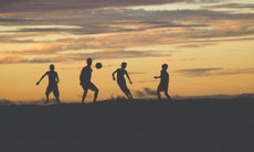 Fotografia captada pela lente do fotógrafo Eduardo Santos em um campo de futebol de um bairro popular da capital