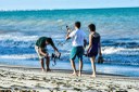 Pai e filha caminham juntos na praia de João Pessoa, em uma das cenas de ‘Meu pai, Eliézer Rolim’