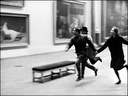 n 
Trio de jovens protagonistas cruzam correndo o Museu do Louvre em cena clássica do filme ‘Banda à parte’ (1964)