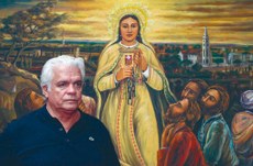 O artista Flávio Tavares em frente à sua tela intitulada ‘Nossa Senhora das Mercês, Padroeira da Libertação dos Escravos’