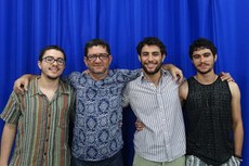 Em sequência: Uiná Barreto, Adeildo Vieira, Rudá e Cairé Barreto - este último orgulha o pai como mestre em Biologia