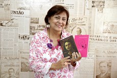 Mais paraibana que cearense, Ana Adelaide estreia no universo literário