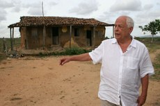 A adaptação do clássico romance Vidas Secas é dirigida pelo cineasta Nelson Pereira 