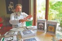 Manuel Dantas Suassuna é um dos responsáveis por colocar todo o acervo do pai em apenas uma editora, dando unidade estética a tudo que foi produzido por ele, como uma obra única