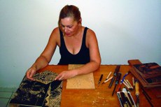 Dione Rabelo participa destas exposições já agendadas com a sua produção de xilogravuras, mas também trabalha com outras modalidades 