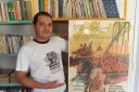 Jocelino Tomaz segura cartaz do filme "Fogo Morto", que teve no elenco o ator Rafael de Carvalho 