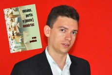 O escritor paraibano Bruno Gaudêncio e a capa da  sua nova produção literária, que será lançada sábado, no  Centro na capital