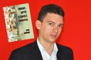 O escritor paraibano Bruno Gaudêncio e a capa da  sua nova produção literária, que será lançada sábado, no  Centro na capital