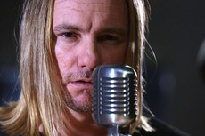 Júnior Cordeiro é reconhecido por cantar as lendas e magias do Cariri paraibano e no novo disco enfatiza a loucura como elemento criativo