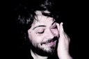 Músico de indie folk, Jéf traz em suas composições sentimentos de leveza com um olhar poético