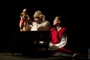 A peça, ganhadora do Prêmio Funarte de Teatro Myriam Muniz, no ano de 2010, é baseada em argumento do dramaturgo alemão Bertold Brecht