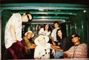 Paulo André ao volante e Chico Science e Nação Zumbi, em 1995, durante a turnê do disco ‘Da Lama ao Caos’ pela Europa