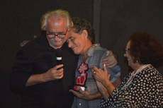 Chico Diaz recebeu o Troféu Aruanda das mãos do diretor Rosemberg Cariry e da atriz paraibana Zezita Matos