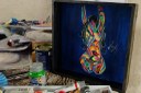 As cores vibrantes e a expressividade das obras chamam a atenção do público na mostra individual que reúne 12 pinturas em aquarela