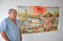 Tô ao lado da pintura em óleo sobre tela intitulada ‘Carro de boi’, 
produzida em 2016 e que é um dos destaques da exposição