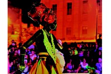 As religiões e os deuses africanos fazem parte do universo explorado na mostra "Auto dos Orixás", do artista plástico Elioenai Gomes
