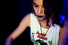A Dj Misandri Lynn é uma das mulheres que comandam a programação do evento
