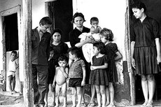 ‘Cabra marcado para morrer’ é um documentário brasileiro lançado em 1984, quando o Brasil já vivenciava o período de abertura política