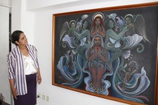 A proprietária da Galeria Gamela, Roseli Garcia, aprecia tela de Flávio Tavares que faz parte da mostra coletiva 