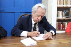Livro de Vandré está sendo vendido por R$ 30 na sede da Academia Paraibana de Letras