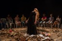 Peça que gira em torno de uma mulher perdida entre suas lembranças, conta com a colaboração de Joth Cavalcanti e Fabiano Diniz