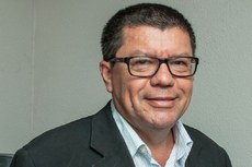 O jornalista Josélio Carneiro, autor do livro
