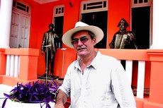 Personagens como Jackson do Pandeiro, Livardo Alves e Ariano Suassuna foram imortalizados em bronze pelo artista