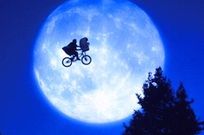 O longa dirigido por Steven Spielberg foi relançado nos cinemas no ano de 2002, em uma nova versão que continha cinco minutos de cenas inéditas
