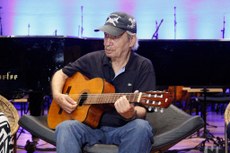 O paraibano Geraldo Vandré realizou concerto-recital histórico em João Pessoa, após 50  anos sem subir aos palcos
