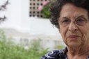 Roberto Menezes e Maria Valéria Rezende são amigos de longas datas e têm o hábito de conversar no jardim da casa da escritora