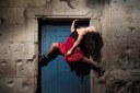 Uma das mulheres fotografados por Alessandra Soares, para exposição que enfatiza as expressões e situações escolhidas pelas fotografadas