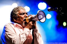 O cantor e compositor Totonho conquistou a cena musical alternativa brasileira com letras provocativas