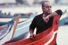 Vinícius de Moraes compôs, em parceria com Tom Jobim, a canção Garota de Ipanema, uma das mais importantes da história da música brasileira