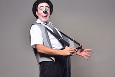 Radicado na Paraíba há 8 anos, o ator paulista Odécio Antônio resgata estilo de palhaços da linha clássica do cinema, como Chaplin