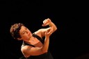 Denise Stutz executa movimentos fortes e expressivos na apresentação