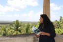 No Centro Histórico de João Pessoa, Steinbach folheia a edição francesa de ‘Nelson Freire - Le Secret Du Piano’, biografia que ganhará uma versão brasileira em breve