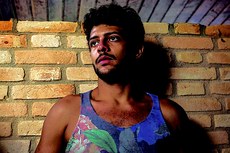 O ator paraibano Kelner Macêdo é natural de Rio Tinto e concluinte do curso de Teatro na Universidade Federal da Paraíba
