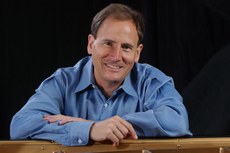 O versátil instrumentista David Kerevaar já atuou como recitalista solo, regente de orquestra e músico de câmara