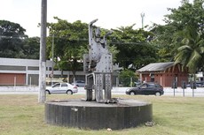 Depois de passar por vários locais, escultura descansa há 11 anos no giradouro localizado em frente à Universidade Federal da Paraíba