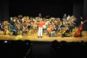 Alunos atendidos pelo Programa de Inclusão através da Música e das Artes, durante concerto natalino 