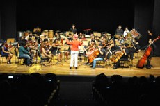 Alunos atendidos pelo Programa de Inclusão através da Música e das Artes, durante concerto natalino 