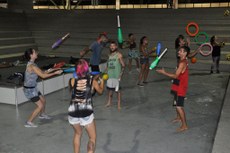 Os artistas que desenvolvem números circenses nas ruas, se encontram 
semanalmente em projeto realizado na Funesc