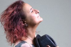 A paraibana Débora Vieira é reconhecida pela bela voz e interpretações expressivas, com uma presença de palco inconfundível 