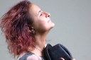 A paraibana Débora Vieira é reconhecida pela bela voz e interpretações expressivas, com uma presença de palco inconfundível 