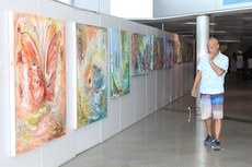 Exposição individual é integrada por 16 pinturas, todas na técnica acrílica sobre tela e com temas variados
