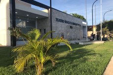 A fachada do novo teatro e registro histórico da frente do teatro quando foi inaugurado em 1985 
