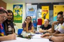 A chefe do Núcleo da Gibiteca Henfíl, Thaïs Gualberto, ladeada por quadrinistas durante uma das atividades regulares da Funesc