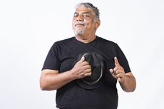 Artista é natural da cidade de Monteiro, onde na infância teve contato com repentistas e emboladores