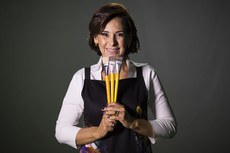 A artista visual traz em sua obra influências da infância, contatos com a natureza e a observação dos detalhes imperceptíveis para muitos 