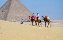 A Grande Pirâmide de Gizé, construída por volta de 2570 a.C., está situada nos arredores da capital egípcia, o Cairo